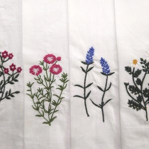 Set of 4 Wildflower embroidered napkin natural Cotton napkins, rustic farmhouse table decor, botanical embroidery, floral napkins
