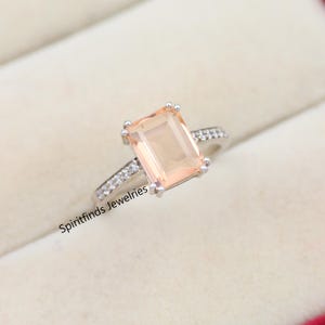 Pfirsich Morganit Smaragd geschnitten Verlobungsring, Statement Halbe Ewigkeit Versprechen Ring Versteckter Halo Jubiläumsring für Frau Personalisierte Ringe