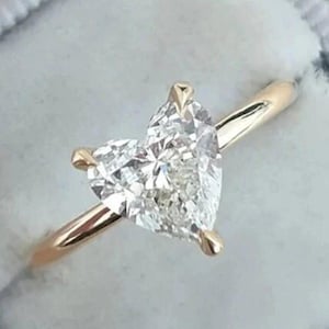 Delicado anillo de diamantes en forma de corazón, regalo de aniversario de oro amarillo para mujer, anillo de compromiso con símbolo de amor, anillo de promesa minimalista de joyería fina.