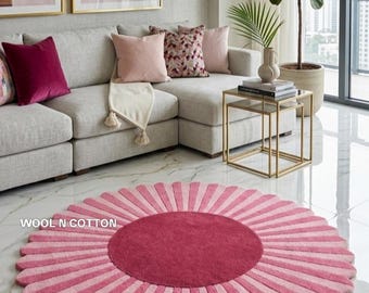 Tappeto in lana e cotone trapuntato a mano con motivo floreale – Tappeto rosa a raggiera con bordo smerlato