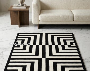 Tappeto labirinto in lana trapuntato a mano – Arte da pavimento con labirinto geometrico in bianco e nero