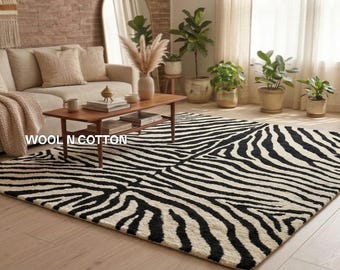 Tappeto in lana e cotone con stampa zebrata, annodato a mano – Motivo animalier bianco e nero