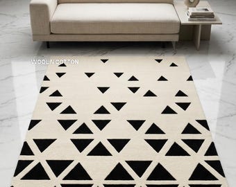 Tappeto in lana trapuntato a mano – Triangolo geometrico con sfumature di nero e avorio