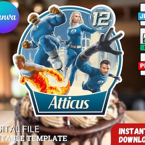 Può includere: Un cake topper con i personaggi dei Fantastici Quattro in costume blu. Il topper ha il nome "Atticus" e il numero 12. Le parole "DIGITAL FILE EDITABLE TEMPLATE" sono in basso.