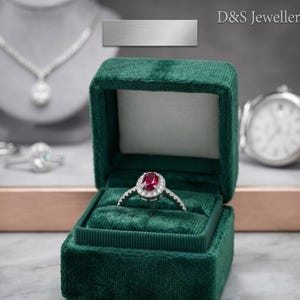Anillo de boda de plata de ley 925 con rubí y engaste ovalado tipo halo natural.