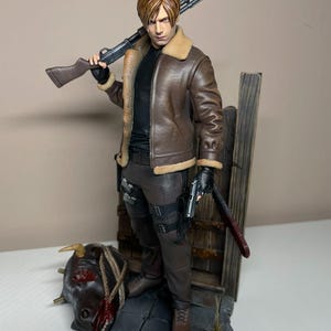 Leon Kennedy Statue from Resident Evil 4 - 1/8 (20cm/7.8")
