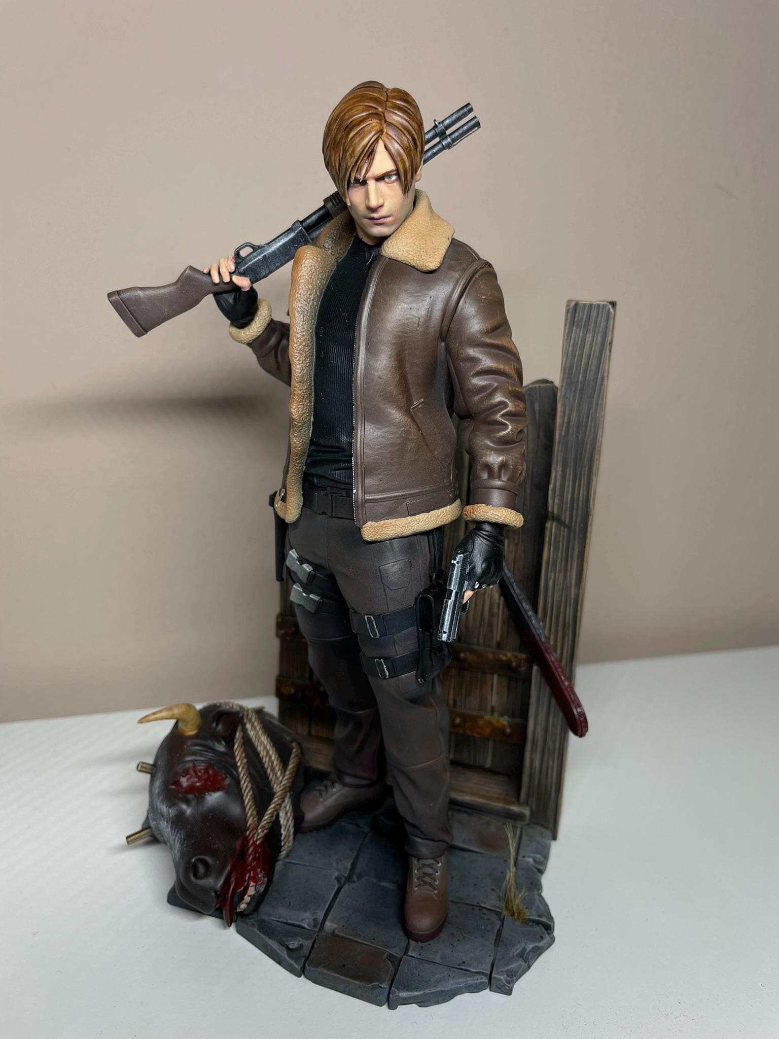 Leon Kennedy Statue From Resident Evil 4 - 1/8 (20cm/7.8