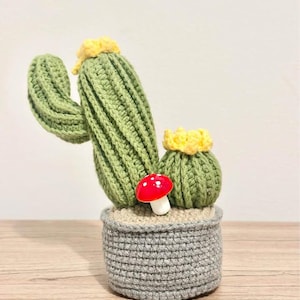Kaktus wykonany na szydełku z żółtymi kwiatami i akcentem grzybowym | Ręcznie robiona dekoracja biurka