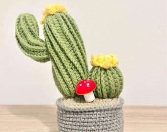Gehaakte cactusplant met gele bloemen en paddenstoelenaccent | Handgemaakte bureaudecoratie