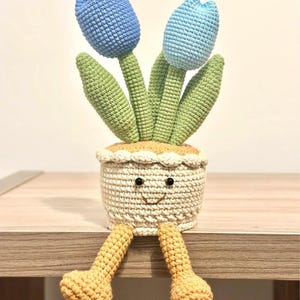 Dekoracja do doniczki na tulipany wykonana na szydełku | Uśmiechnięta roślina amigurumi, niebieskie kwiaty