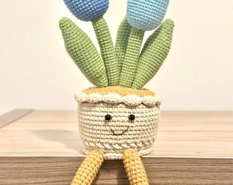 Gehaakt tulpenpotdecor | Glimlachende amigurumiplant, blauwe bloemen