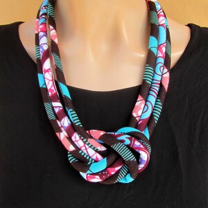 Collar anudado azul y rosa / joyería de declaración de tela africana