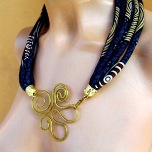 Handgemaakte koperen ketting met hanger en stoffen ketting