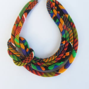 collana decolte&#39; stoffa wax print arancione,giallo senape