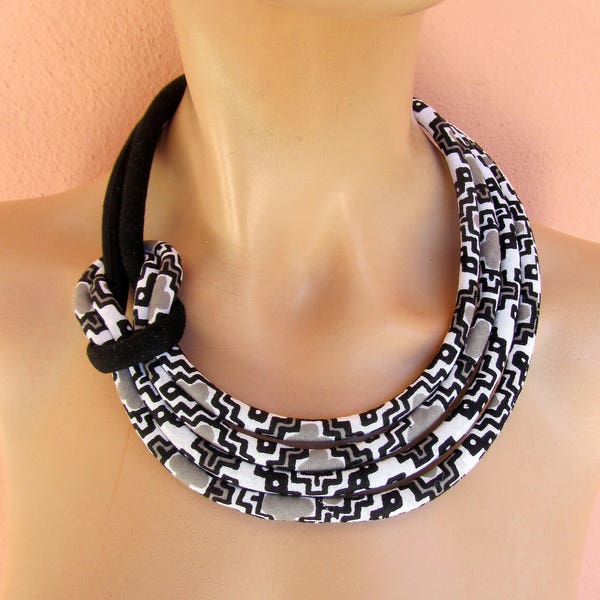 Conjunto de joyas en blanco y negro - Collar de nudo lateral asimétrico de tela -Declaración bib neck piece