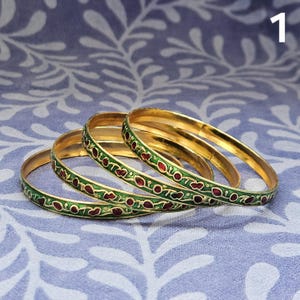Conjunto de brazaletes de oro Meenakari hechos a mano: coloridas pulseras de esmalte indio para bodas, Diwali y Eid. Joyas bohemias para novias.