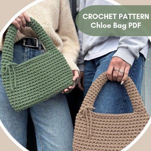 Könnte beinhalten: Zwei gehäkelte Taschen, eine in Salbeigrün und eine in Beige, jeweils mit einem einzelnen Henkel und einer kleinen Zierschleife. Der Text CROCHET PATTERN Chloe Bag PDF steht oben rechts. Die Taschen werden vor blauen Jeanshosen gehalten.