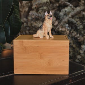 Benutzerdefinierte Hunde-Polymer-Ton-Skulptur vom Foto mit großer Bambus-Urne aus Holz, handgefertigtes, umweltfreundliches Haustier-Memorial-Andenken