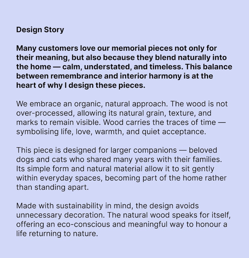 Puede incluir: Una tarjeta informativa de color violeta claro titulada Design Story. El texto describe piezas conmemorativas hechas de madera natural, destacando un enfoque org&aacute;nico, la veta visible de la madera y un dise&ntilde;o para mascotas grandes.