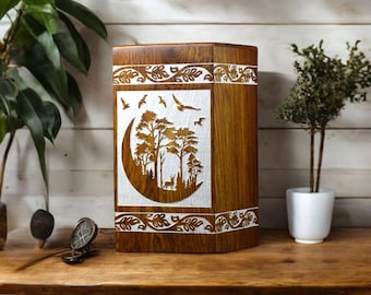 Handgemachte Holzurne: Hirsch- und Walddesign, Erwachsenengröße