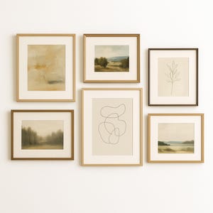 Puede incluir: Una colección de impresiones artísticas enmarcadas en varios tamaños y estilos. Las impresiones incluyen pinturas abstractas, escenas de paisajes y dibujos lineales minimalistas. Los marcos son dorados y negros, creando una estética de pared de galería cohesiva.