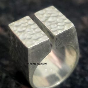 Anillo de sello de plata de ley martillada, banda ancha y gruesa, joyería hecha a mano.