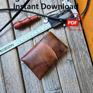 Puede incluir: Una cartera de cuero marrón con el texto "Feathered Handmade" en relieve. También se ven un calibrador digital, una regla y otras herramientas de marroquinería. La imagen incluye el texto "Digital PDF Template Instant Download" y un icono "PDF".