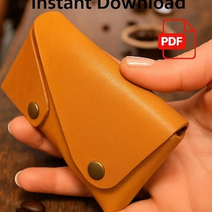 Puede incluir: Una cartera de cuero color mostaza hecha a mano con cierre de botón a presión. La cartera está sujeta en la mano de una persona, con granos de café en el fondo. El texto de la imagen dice "Digital PDF Template Instant Download".