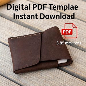 以下が含まれることがあります： 茶色の革製財布。折り畳まれたフラップ、白いステッチ、白い内側。画像には「Digital PDF Template Instant Download」と「3,85 mm irons」の文字が含まれています。財布は木製の表面にあります。