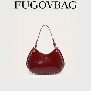 Peut inclure: Un sac à main brillant de couleur bordeaux, de forme incurvée, avec une seule bandoulière. Le sac est orné de petits clous dorés le long du bord inférieur. Le texte "FUGOVBAG" est affiché en haut.