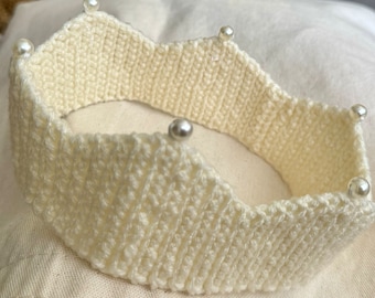 Crochet crown with pearls