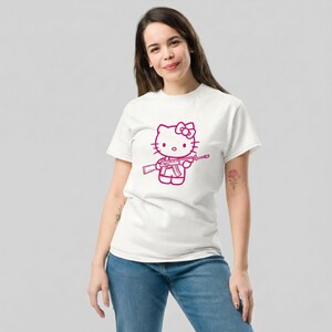 Camiseta Pink Rebel Kitty: Hello Kitty estilo grafiti con pistola / Camiseta kawaii de estilo urbano imagen 8