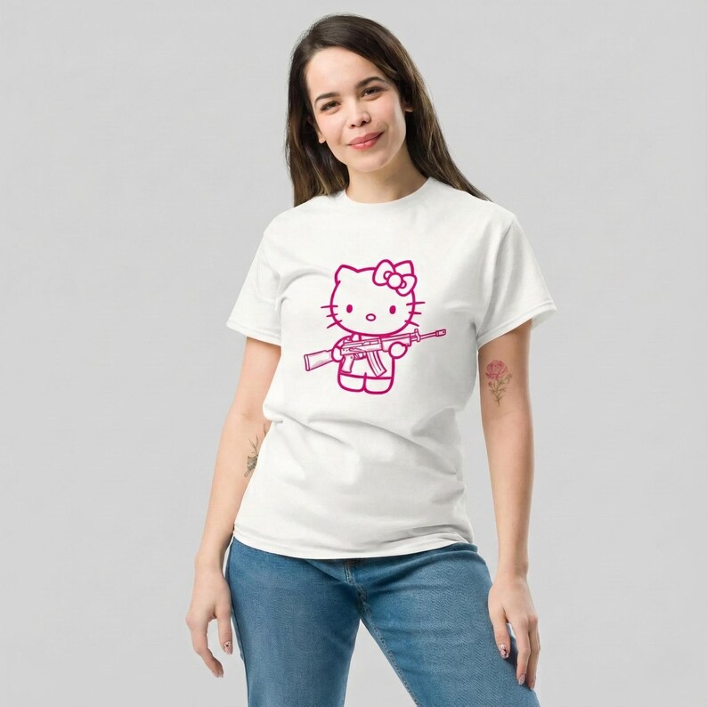 Camiseta Pink Rebel Kitty: Hello Kitty estilo grafiti con pistola / Camiseta kawaii de estilo urbano imagen 8