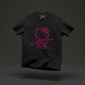 Camiseta Pink Rebel Kitty: Hello Kitty estilo grafiti con pistola / Camiseta kawaii de estilo urbano imagen 4
