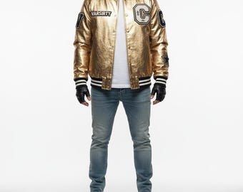 Jaqueta Varsity Masculina em Couro Metálico Dourado – Estilo Bomber com Apliques