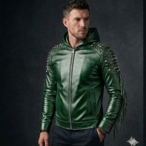 Chaqueta vaquera de cuero verde para hombre con flecos, capucha y tachuelas.