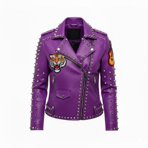 Puede incluir: Chaqueta de cuero morada con tachuelas plateadas y un parche de tigre. La chaqueta, de estilo motero, presenta un cuello con solapas, cremallera asimétrica y un pequeño bolsillo. Un parche de guitarra en la manga derecha.