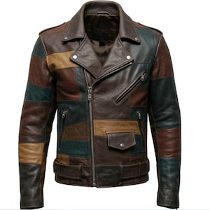 Può includere: Giacca in pelle marrone con design patchwork. La giacca presenta un classico stile biker con colletto a revers, cerniera asimmetrica e più tasche. La tavolozza dei colori comprende sfumature di marrone, beige e verde acqua.