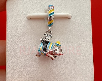 Este charm de Mickey y Dumbo el Elefante Volador, de plata de ley 925, compatible con pulseras Pandora, es un regalo minimalista para niñas y mujeres.