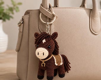 Paard haakpatroon amigurumi sleutelhanger pdf mini paard met zadel Instant download voor paardenliefhebbers