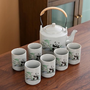 Op de afbeelding: Een set van drie keramische mokken met een gespikkelde, matte afwerking. De mokken zijn in crème, lichtgrijs en donkergrijs. Elke mok heeft een eenvoudig, modern ontwerp en een afgeronde handgreep.