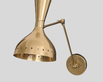Aplique de pared de latón moderno de mediados de siglo, lámpara de brazo ajustable, pantalla de metal perforado, iluminación vintage, aplique de pared dorado para cocina