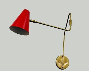 Lámpara de pared moderna de latón de mediados de siglo con pantalla de metal rojo: aplique de brazo oscilante ajustable para dormitorio, comedor, sala de estar, pasillo o cocina.