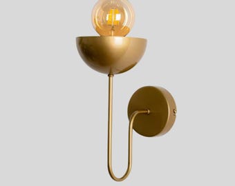 Aplique de pared de latón moderno de mediados de siglo: lámpara de pared de medio globo con bombilla expuesta, lámpara de pared minimalista dorada para dormitorio y sala de estar.
