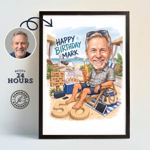 Könnte beinhalten: Eine gerahmte digitale Karikatur-Illustration, die einen Mann auf einem Strandstuhl mit einer Bierflasche zeigt, mit dem Text "HAPPY BIRTHDAY MARK" und "ISLAND TIME RELAX MORE ENJOY NOW" auf Holzschildern sowie einer großen Zahl 50 im Sand.