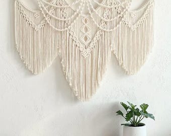 Arazzo da parete in macramè in stile boho, opera d'arte intrecciata dai colori neutri, decorazione rustica per il soggiorno.