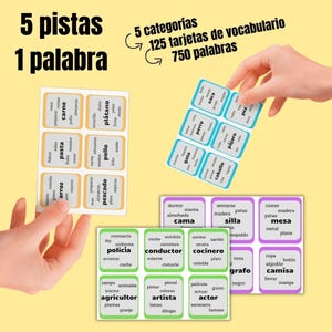以下が含まれることがあります： 「5 pistas 1 palabra」と「5 categorías 125 tarjetas de vocabulario 750 palabras」のテキストが入った、スペイン語の語彙フラッシュカードのセット。カードは様々な色で、スペイン語の単語が書かれています。