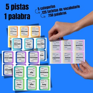 Puede incluir: Un conjunto de tarjetas de vocabulario con texto colorido sobre un fondo azul. Las tarjetas están organizadas en categorías, con el título "5 pistas 1 palabra" en la parte superior. Las tarjetas son sostenidas por una mano.