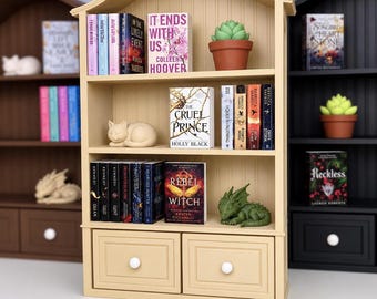 Miniaturowa półka na książki z mini książkami i akcesoriami | Zestaw małej biblioteki | Miniaturowa dekoracja półki