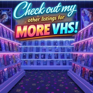 Może przedstawiać: Alejka sklepowa wypełniona rzędami kaset VHS na podświetlanych p&oacute;łkach. Tekst "Check out my other listings for MORE VHS!" jest wyświetlany dużymi, świecącymi literami w stylu neonowym nad p&oacute;łkami. Podłoga ma ciemny wz&oacute;r.
